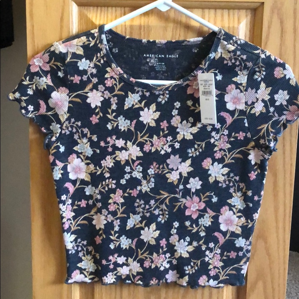 NWT Floral cropped t-shirt with ruffle sleeves